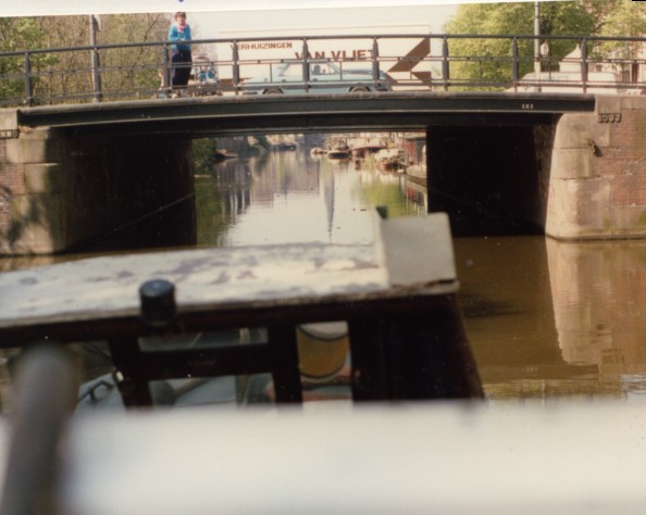 Je ziet het, dat wordt krap. We hadden uiteindelijk iets van 7 cm speling. De dame die op de brug staat, is de vorige eigenares, Marina Hugenholtz. Zij woonde t/o 25.