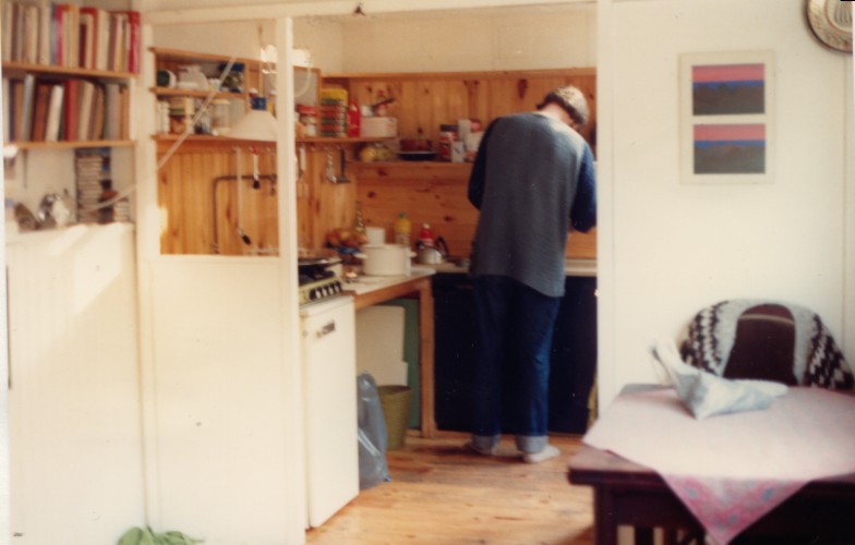 binnen. Staande Sjerp in de keuken, die zit dus tegen de balkonkant aan. Aan de raamloze kant hadden wij de boekenkast staan. Aan de andere kant van het muurtje stond de wasmachine, met de afvoer in de gootsteen. Wij waren niet aangesloten op het riool.