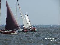 De 'Hoop en vertrouwen' onderhaalt de boei. De 'Ludgerdina Smeltekop' en de 'Hoop op Welvaart' zijn al door de wind gegaan.