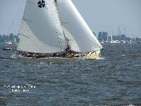 De 'Hoop op Zegen' schudt het water uit het zeil.