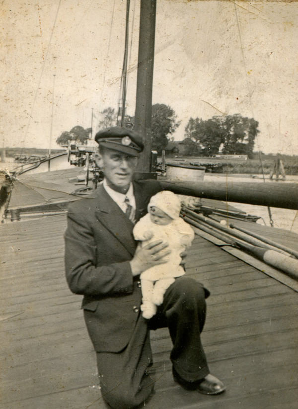 Pieter Draaijer met dochter Lutgerdiena, omstreeks 1942