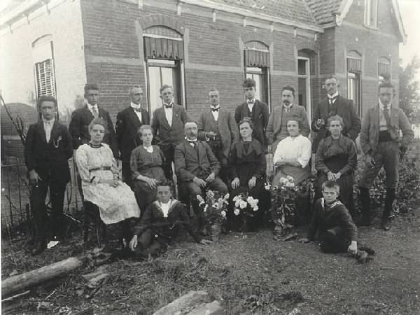 Tjibbele Ates van der Werff te midden van zijn familie. Foto van 20-er jaren van de vorige eeuw.